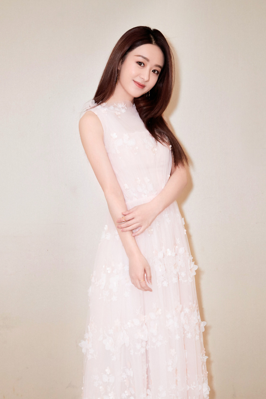 赵丽颖身穿白色长裙,对镜头浅浅微笑,气质动人.