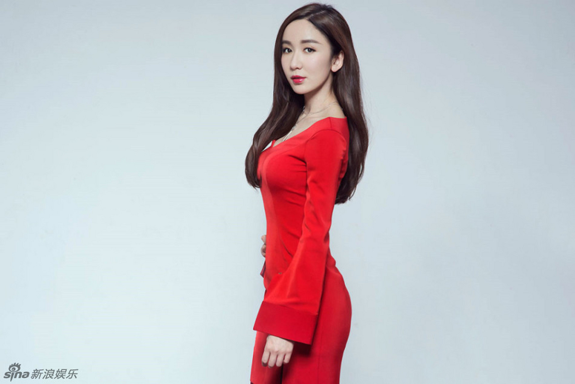 娄艺潇长发披肩优雅撩人,红色长裙喜庆十足,一抹灿烂笑容挂在脸庞,让