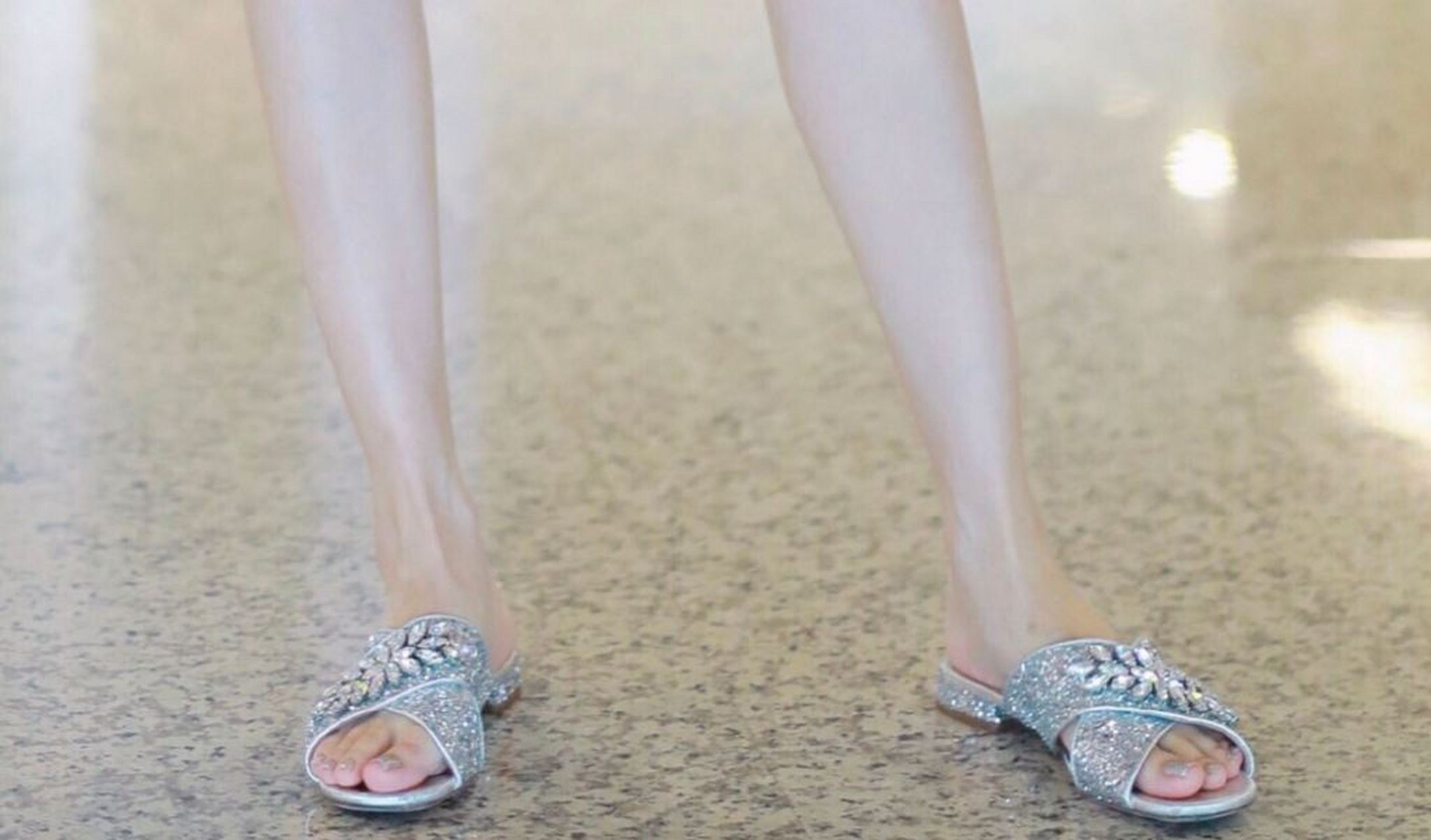 孟子义的街拍大片与拖鞋美足,宛如晨曦中的露珠,清新自然,纯净而美丽.