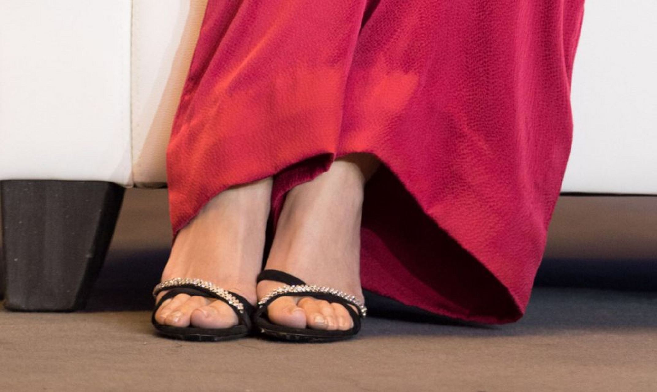 万茜一字带高跟凉鞋美丽的脚,如同夜空中的明星,闪耀动人.