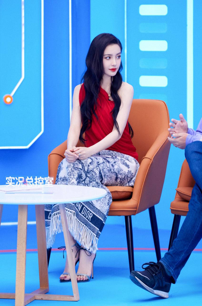 杨颖一字带高跟鞋美足,如雪般纯净,令人陶醉.