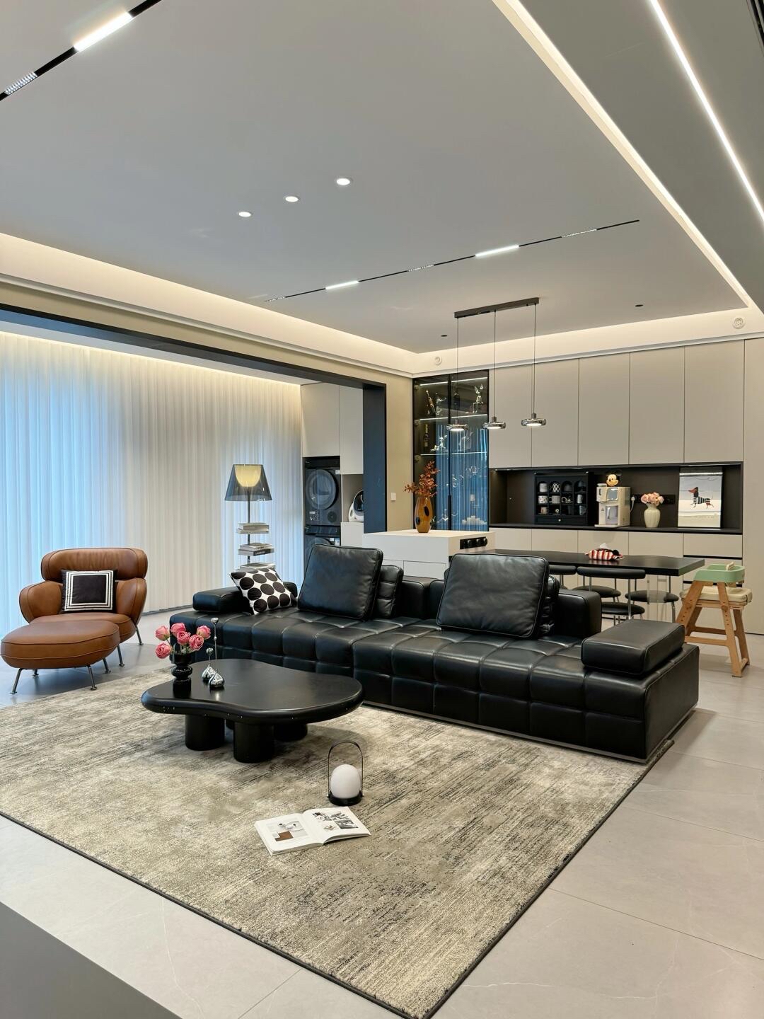 2米的大横厅铺贴的70×150浅灰色柔光砖 无主灯悬浮吊顶视觉更显大 没