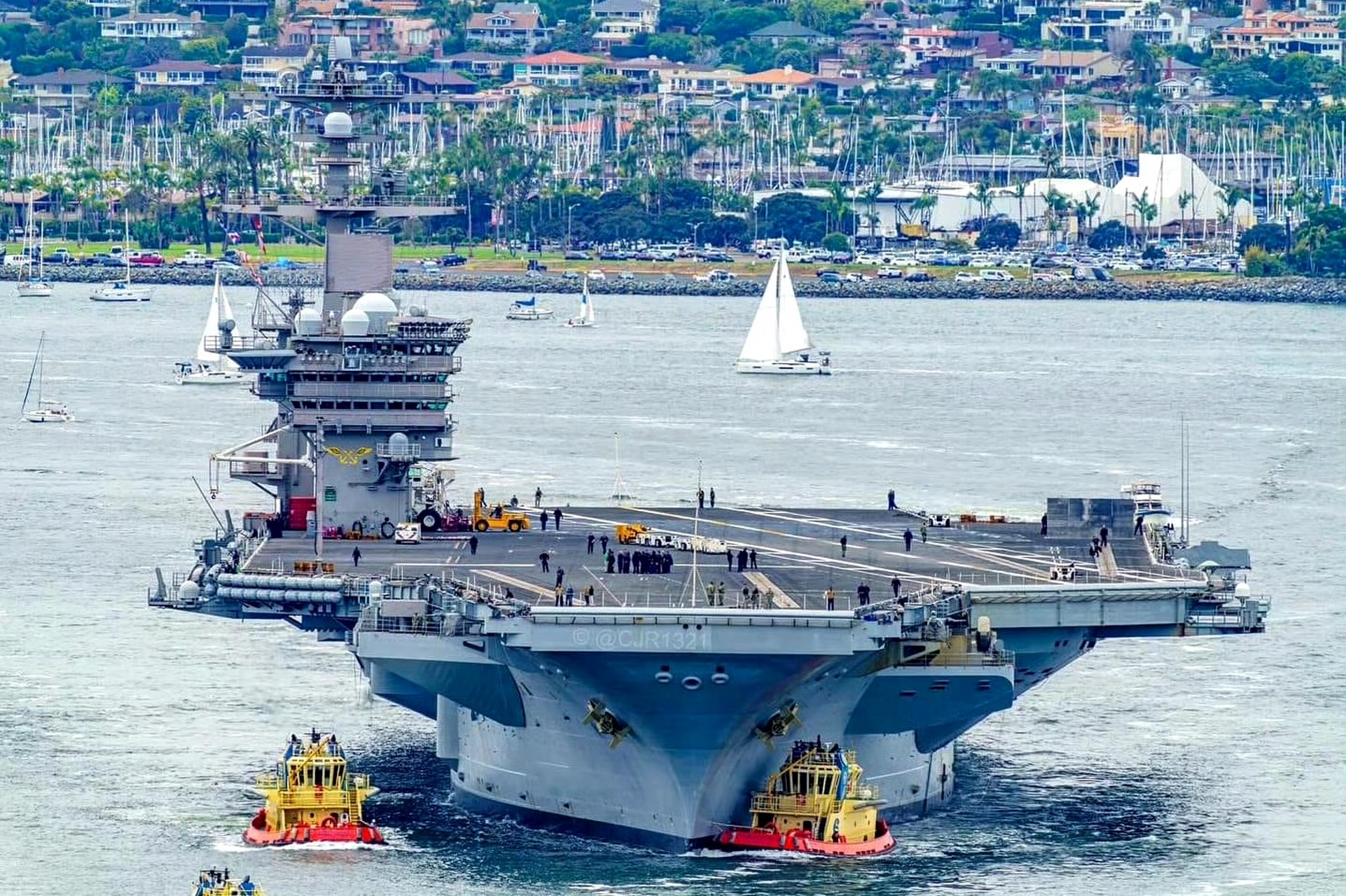 舰船欣赏:在圣迭戈进行进出港作业的美国海军林肯号航空母舰,该舰是