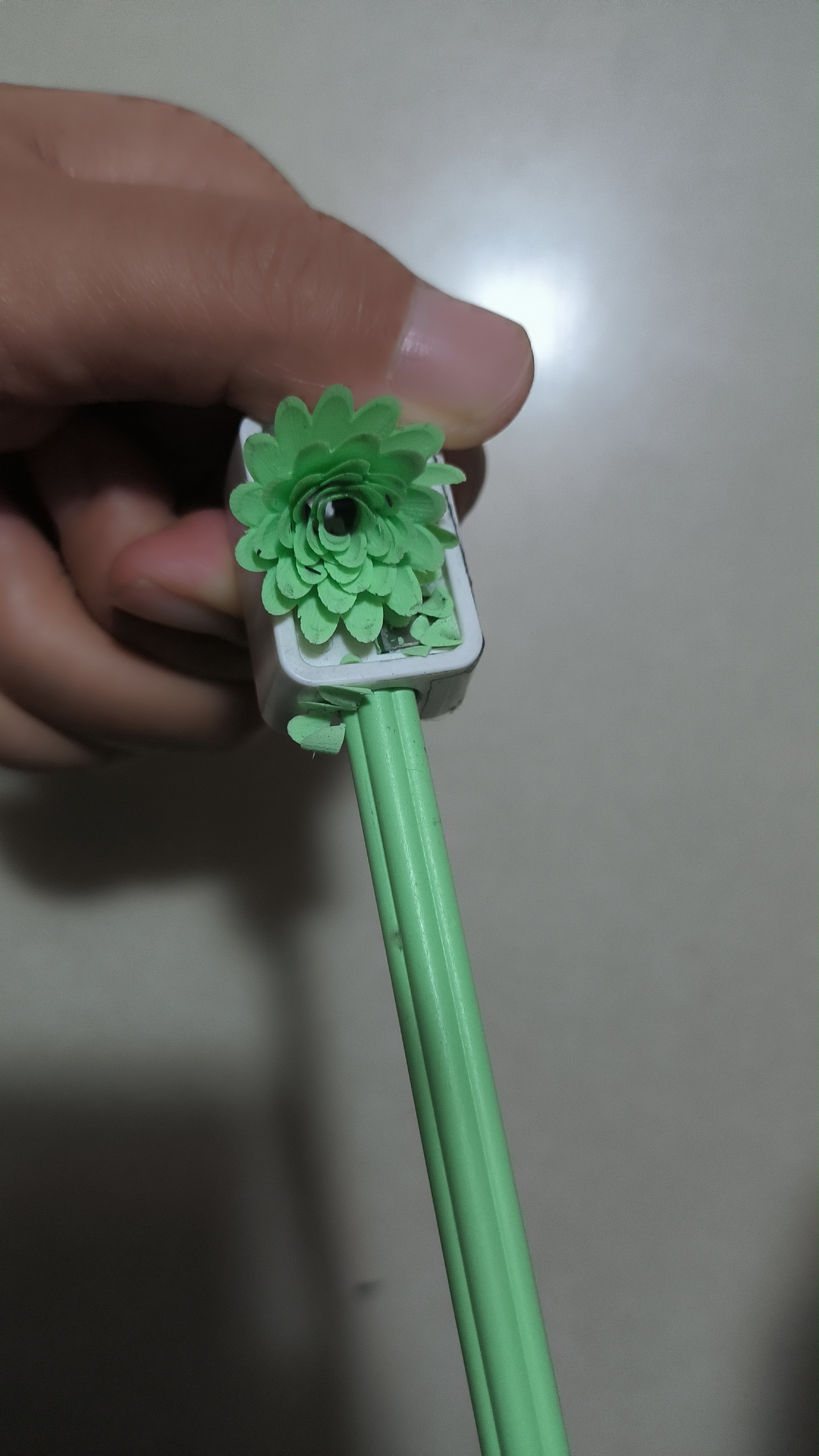 小黄日常小浪漫: 现在文具就这么卷, 铅笔削出来都是小花, 果然是"