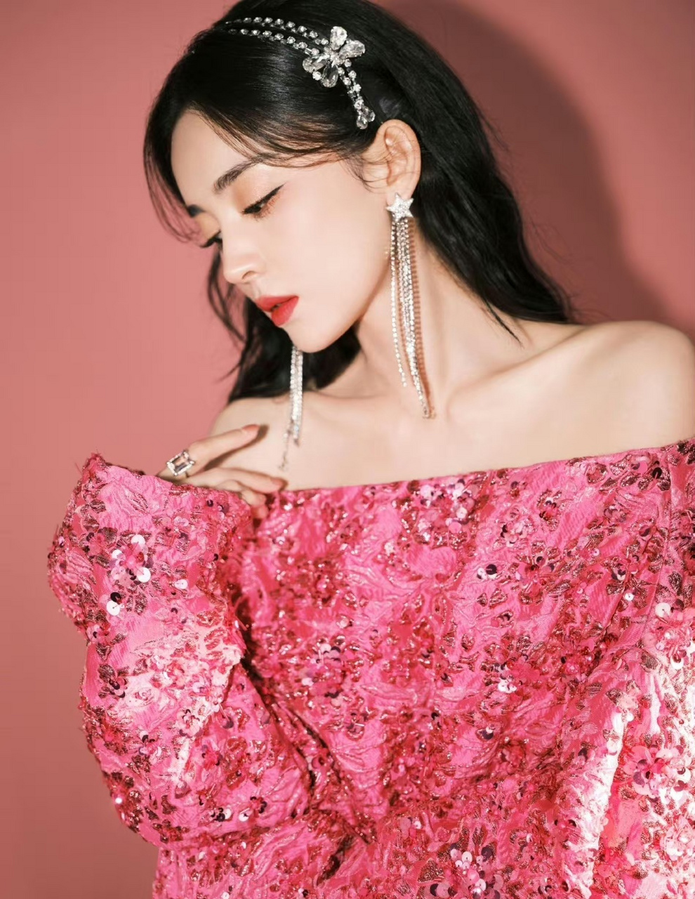 古力娜扎,粉色露肩上衣搭配粉色紧身裤,红唇香肩,那叫一个美!