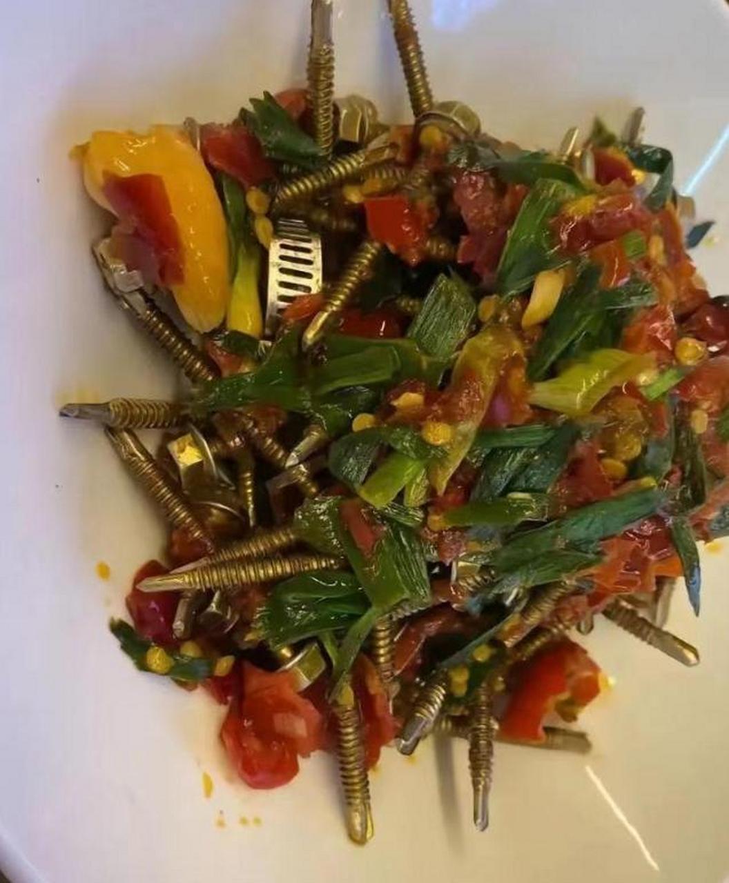 硬菜是真的硬,螺丝钉和锤子做主菜,其他菜做辅菜,不知道味道怎么样