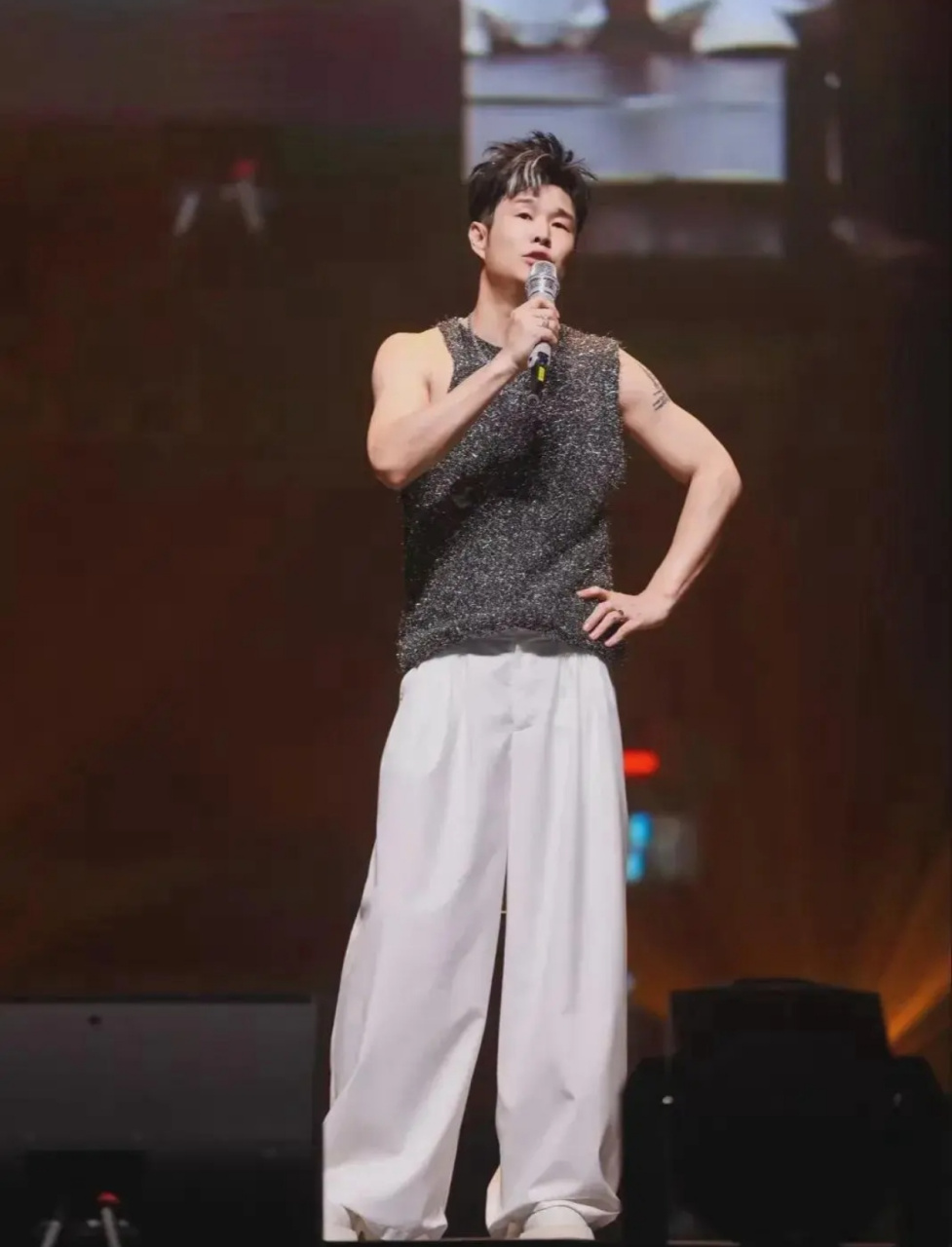 小沈阳演唱会大变肌肉男,型男范儿十足!  哎呦喂,大家看看这是谁啊?