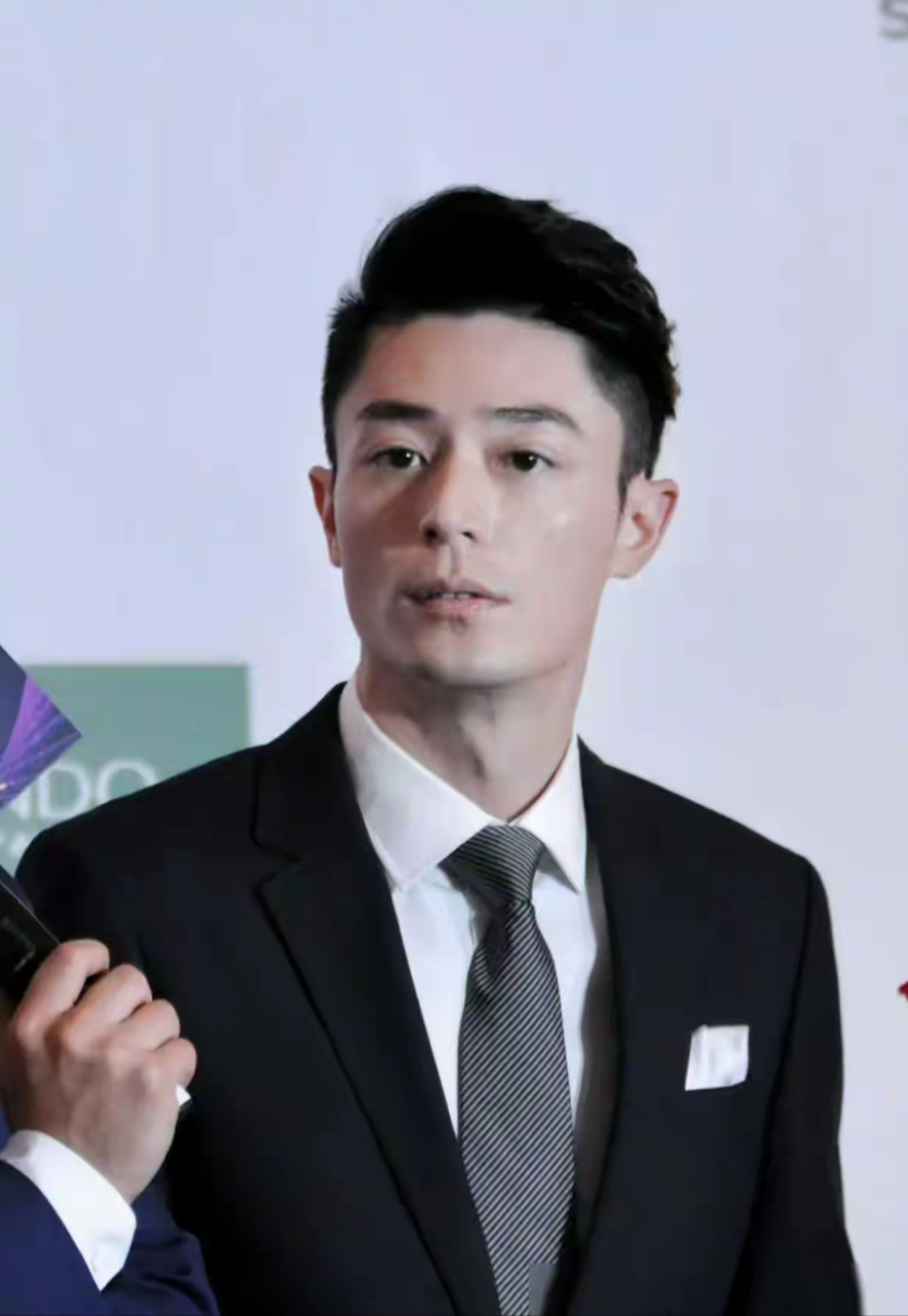 然而,在一次意外的采访中,霍建华的一句"邓超婚礼是我一生噩梦!