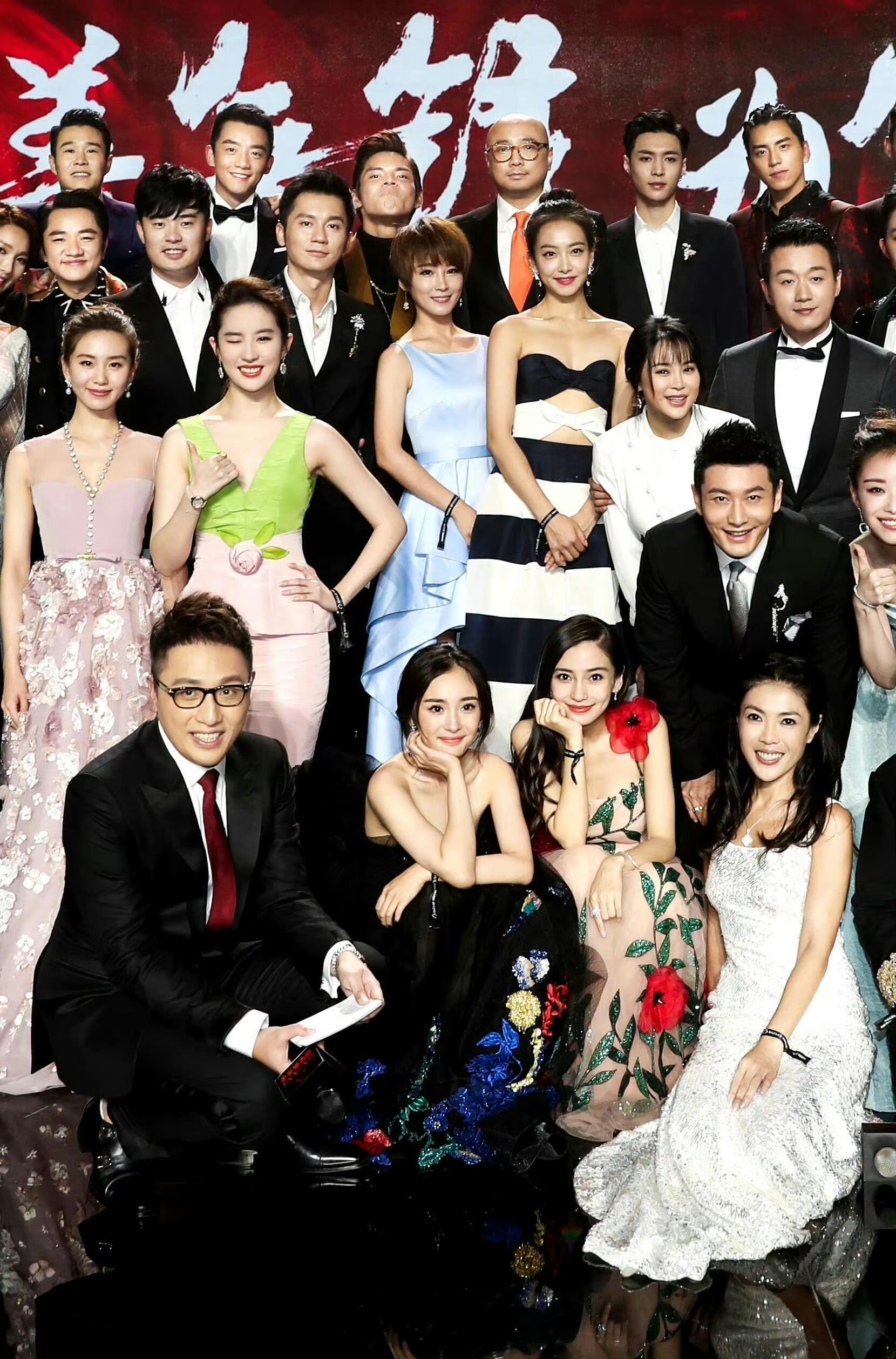 刘亦菲佟大为早期合照,原来十几年前就结下了兄妹情缘,两个人几乎没