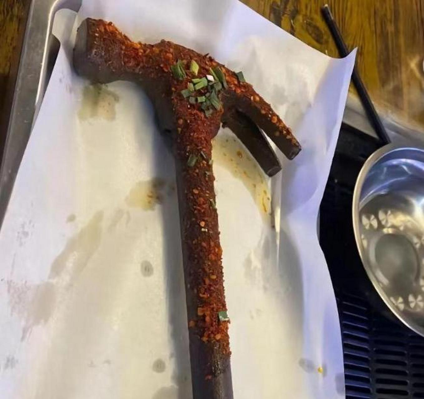 硬菜是真的硬,螺丝钉和锤子做主菜,其他菜做辅菜,不知道味道怎么样