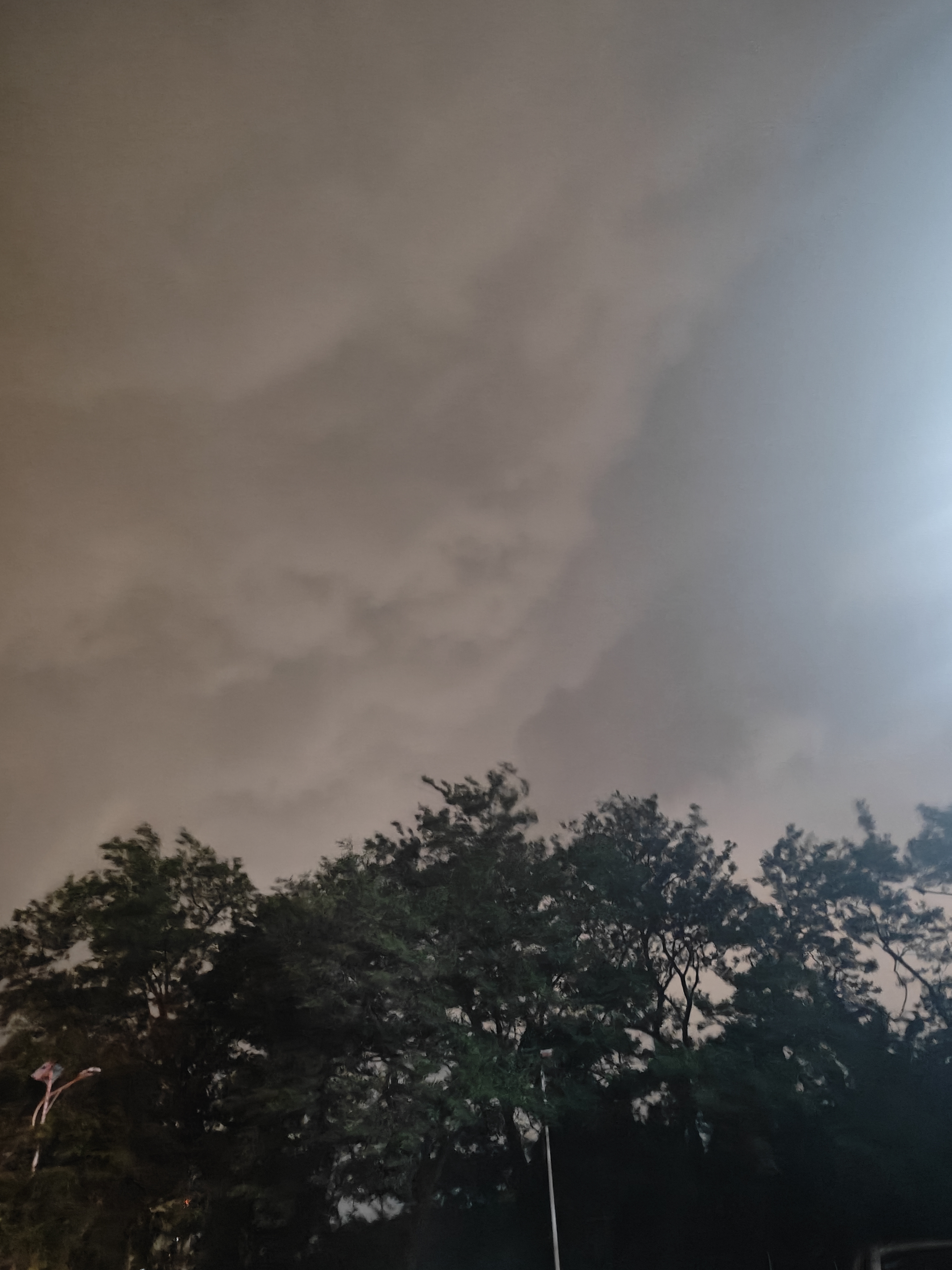 半夜时分狂风大作,电闪雷鸣