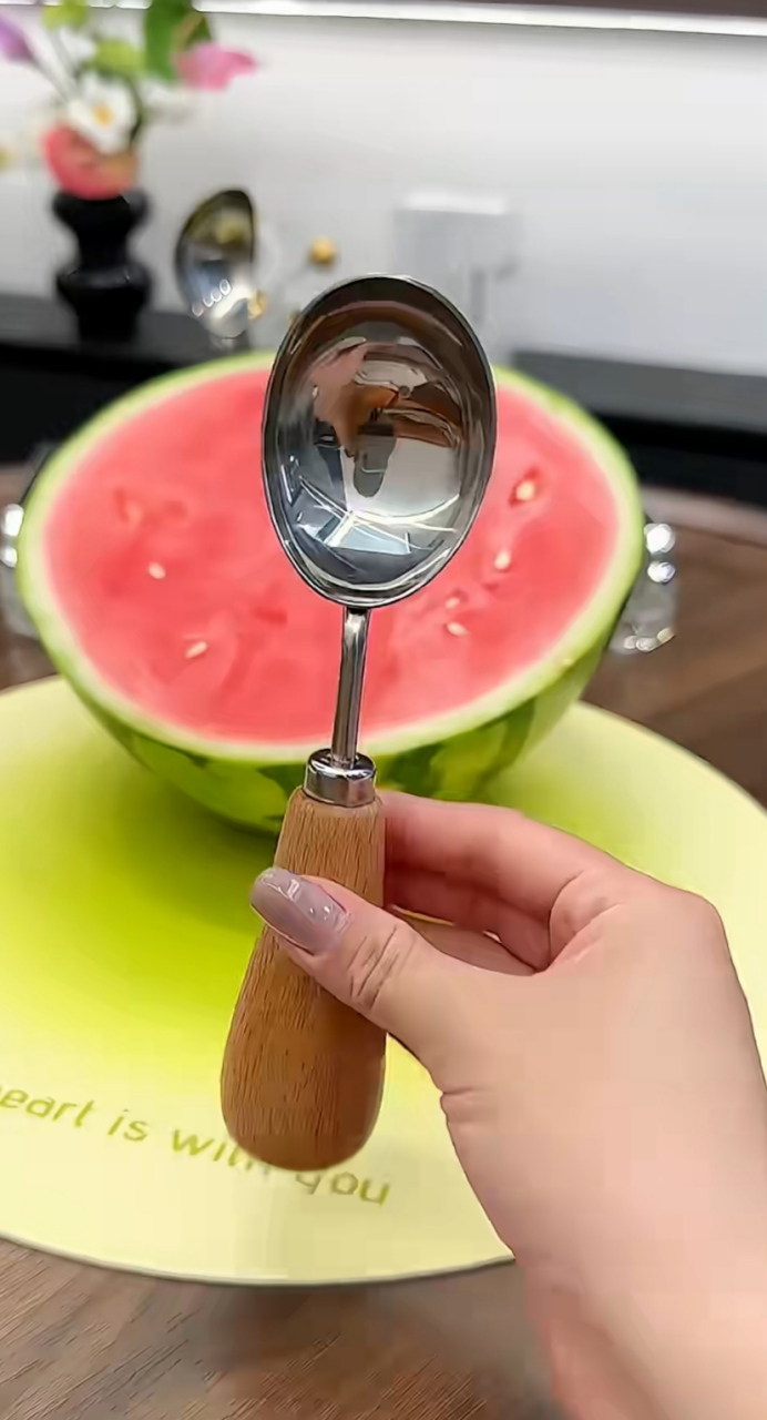 夏天吃西瓜,对我来说,最过瘾的吃法,就是抱着半个西瓜,用勺子挖着吃!