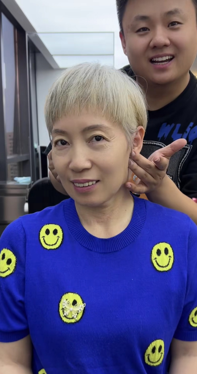 一个大姐满头的白发,说有些显老咋眼,就想着去剪一个叶童的同款发型.