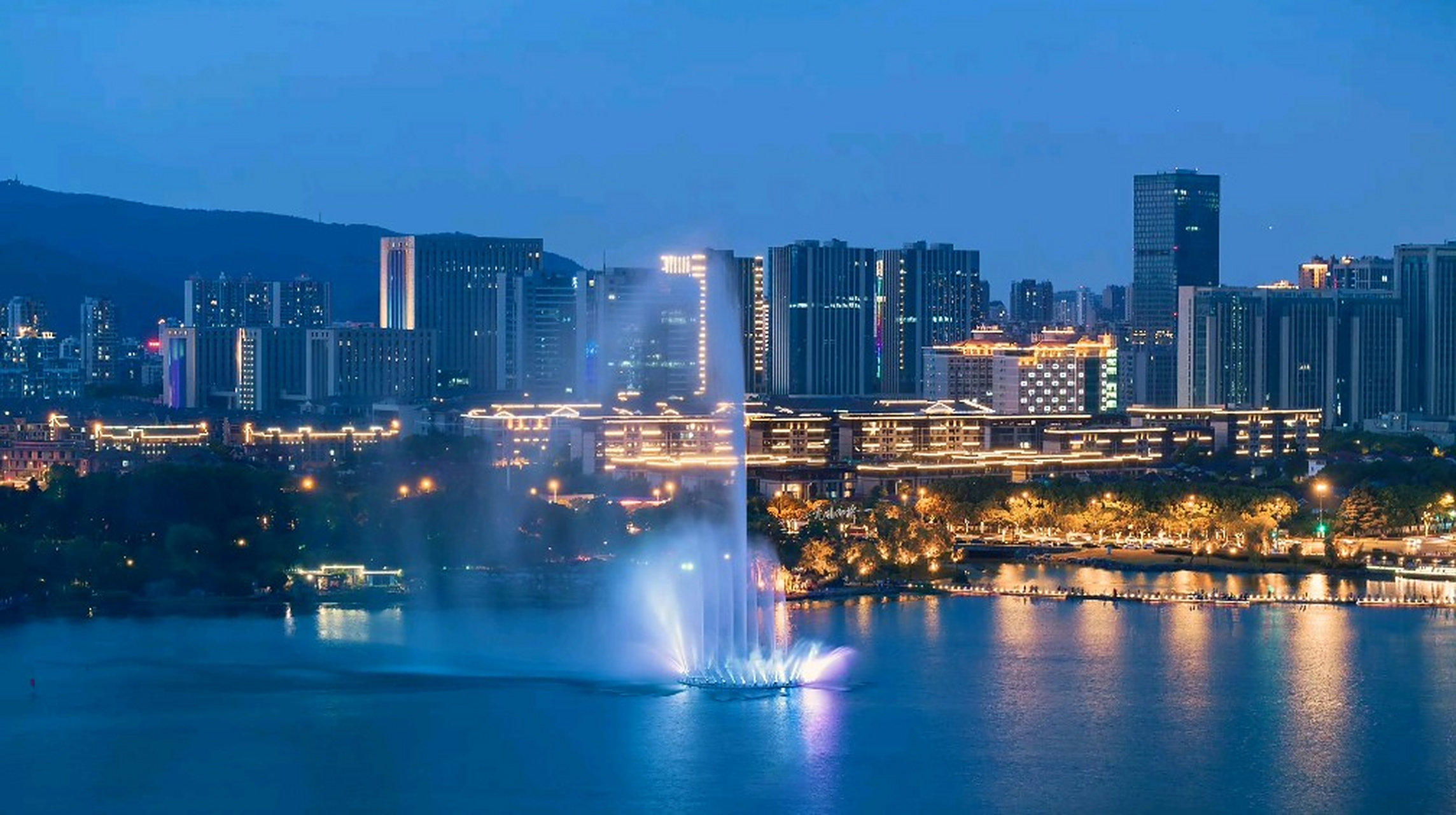 江苏无锡夜景真不错,江南城市本来就很美,值得大家游览,江南城市夜景