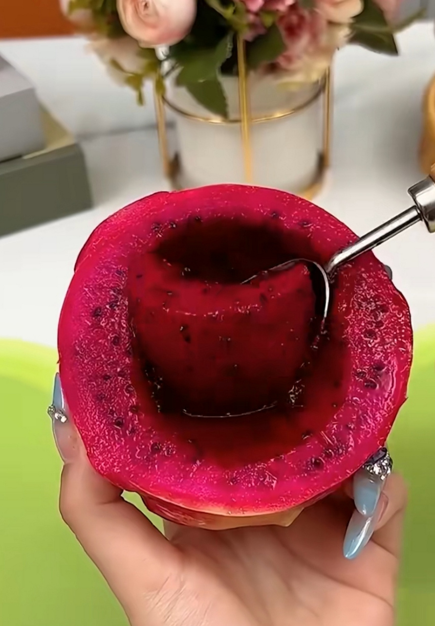 夏天吃西瓜,对我来说,最过瘾的吃法,就是抱着半个西瓜,用勺子挖着吃!