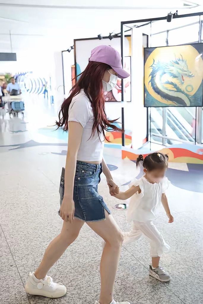 苗苗和郑恺带着女儿一起亮相机场,小姑娘长的很快呀,这两个小揪揪很