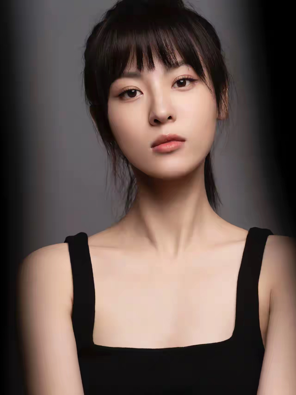 演员周放,肌肤如丝般光滑!这样的女人,不仅赏心悦目,更让人心生敬意.