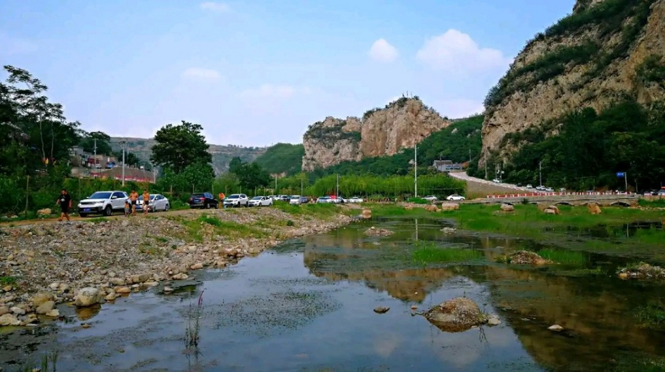 河南鹤壁境内的七里沟景区,非常值得一去,位于鹤壁淇滨区,隶属太行