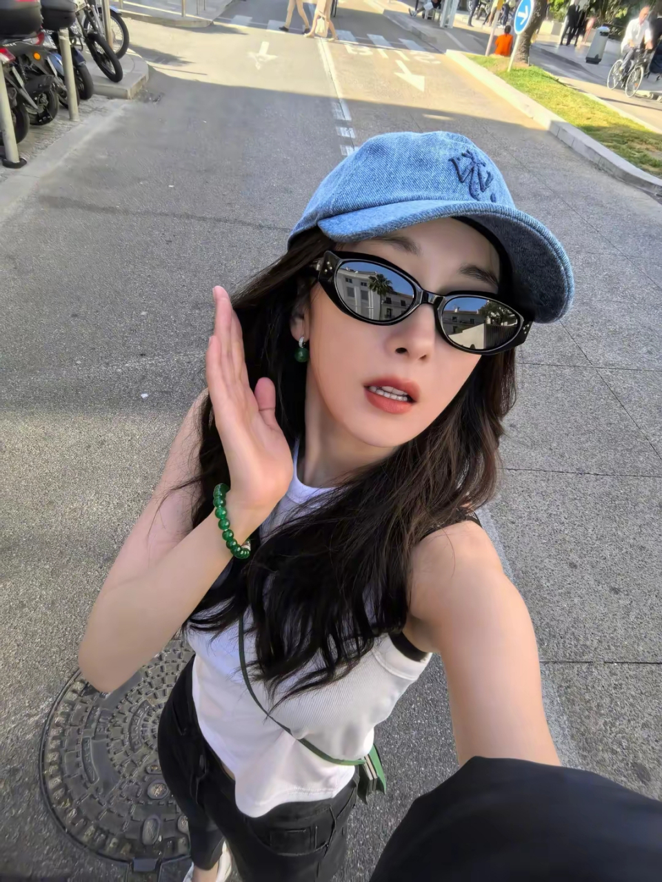 杨幂自拍美照,她最近似乎爱上了绿玉首饰,那个绿色玉手串太亮眼了!