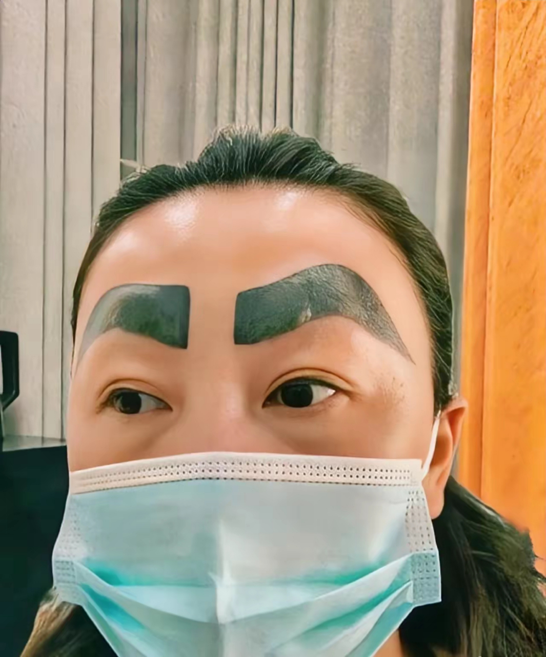 浙江杨女士纹眉遇学徒生手,一睁眼,气得差点要打人,老板连忙道歉,同意