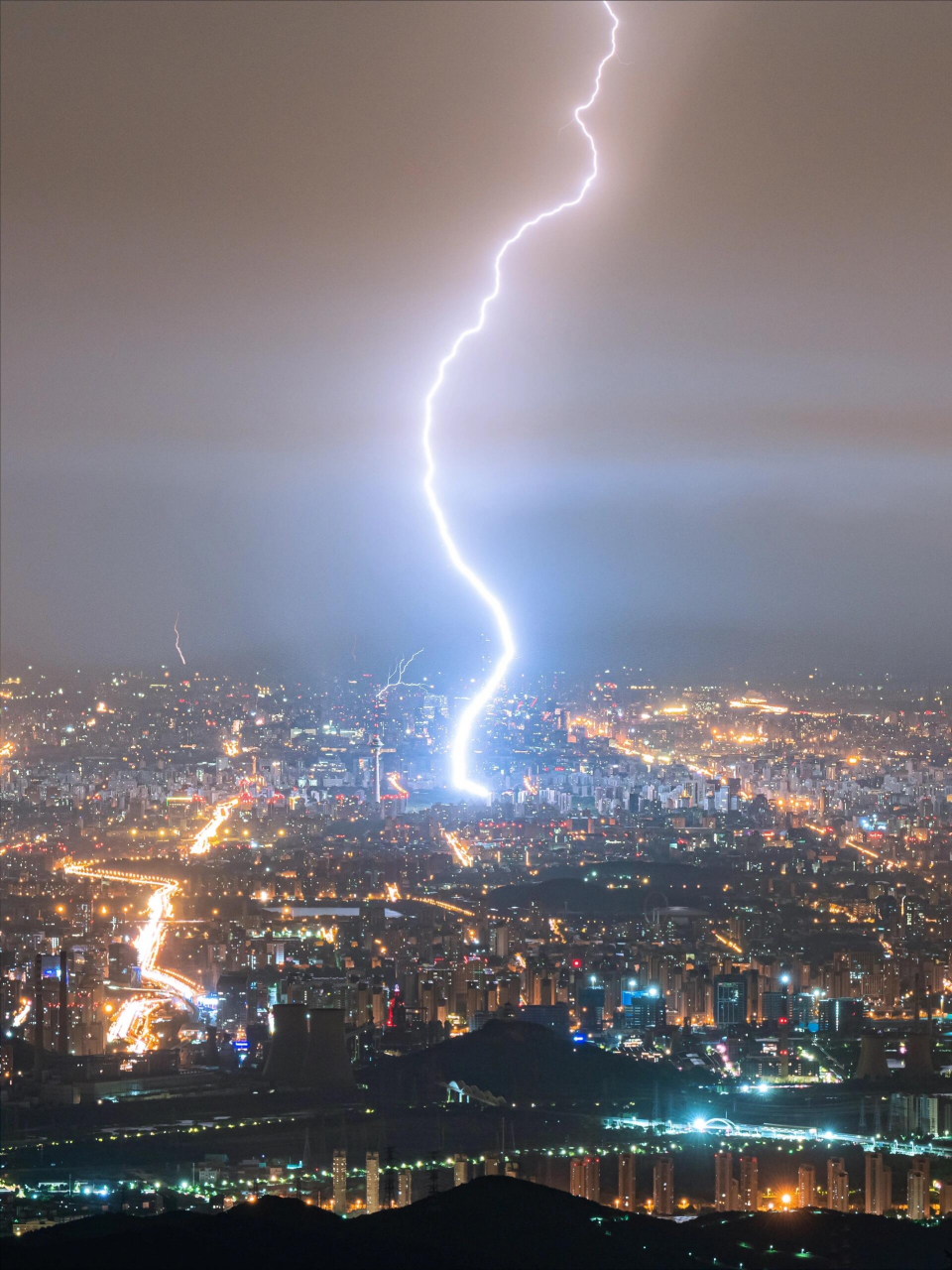 请问,这是哪位道友在此渡劫?