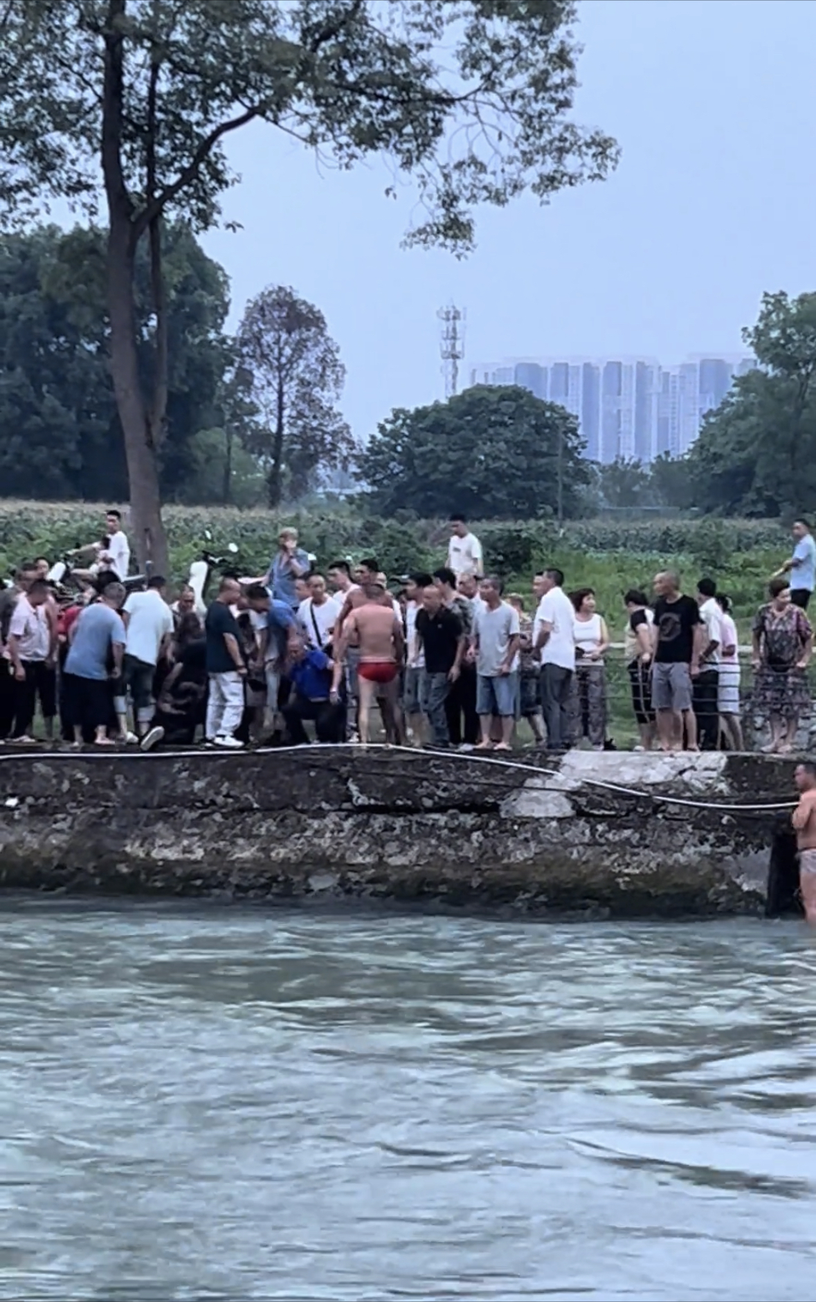 网友: 这急的水都敢去!真的佩服英雄!