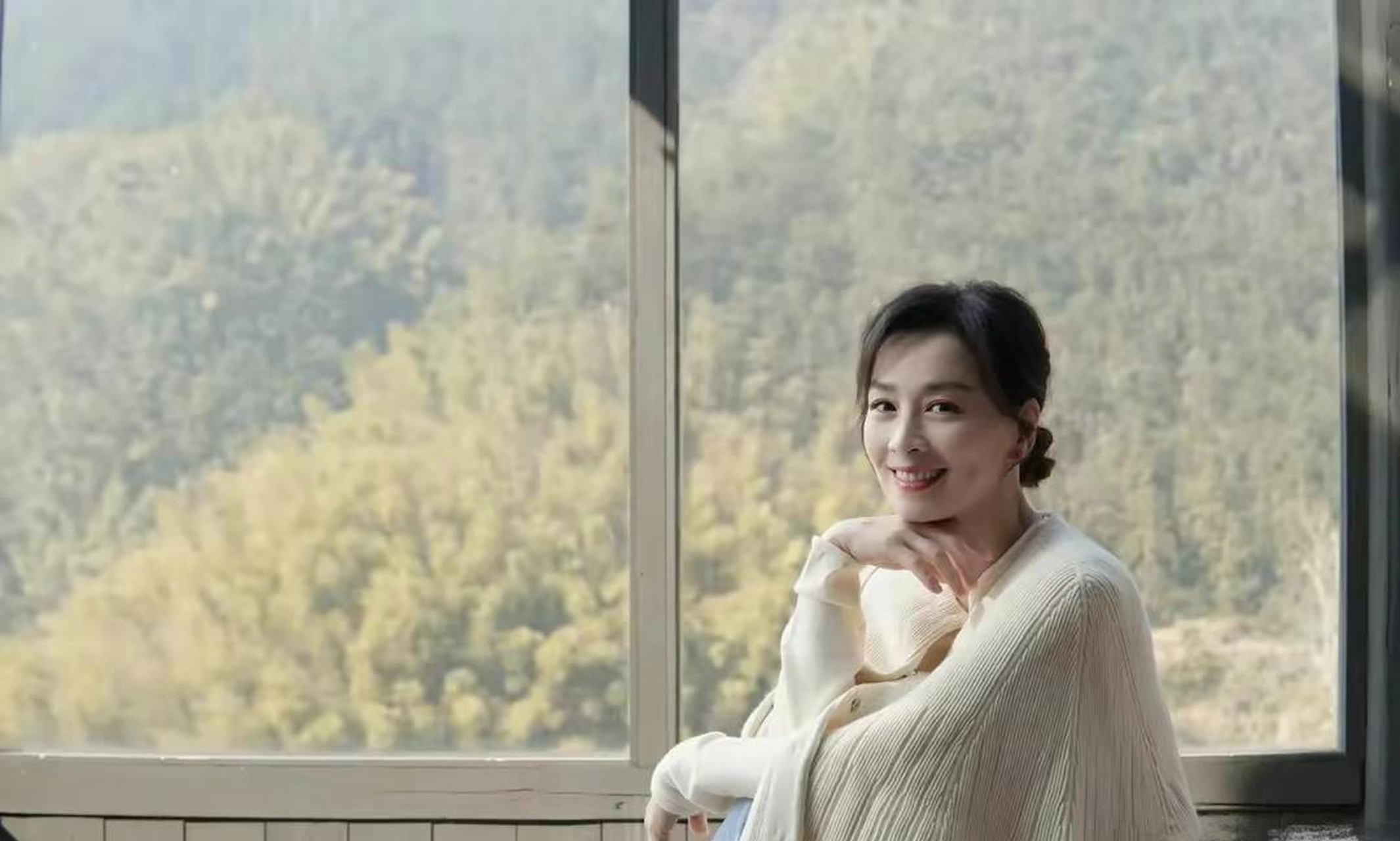 张庭54岁状态特别好,感觉整个人特别的文静优雅