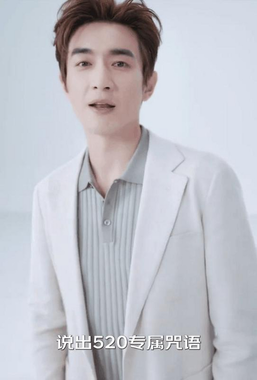 林更新520这身打扮,简直帅爆了!白西装大背头精神十足!