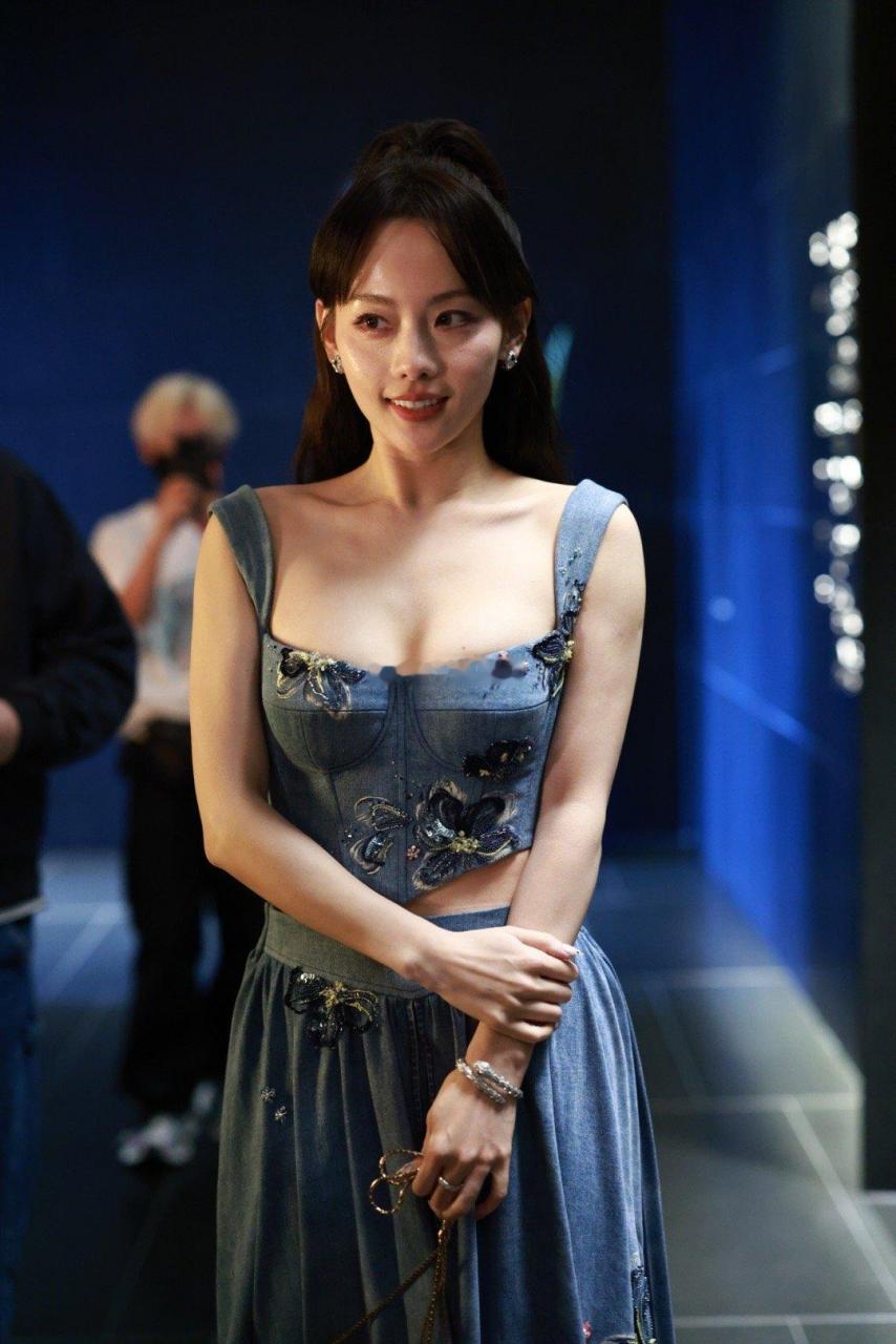 张嘉倪是中国著名女演员,身材好,注重外表.