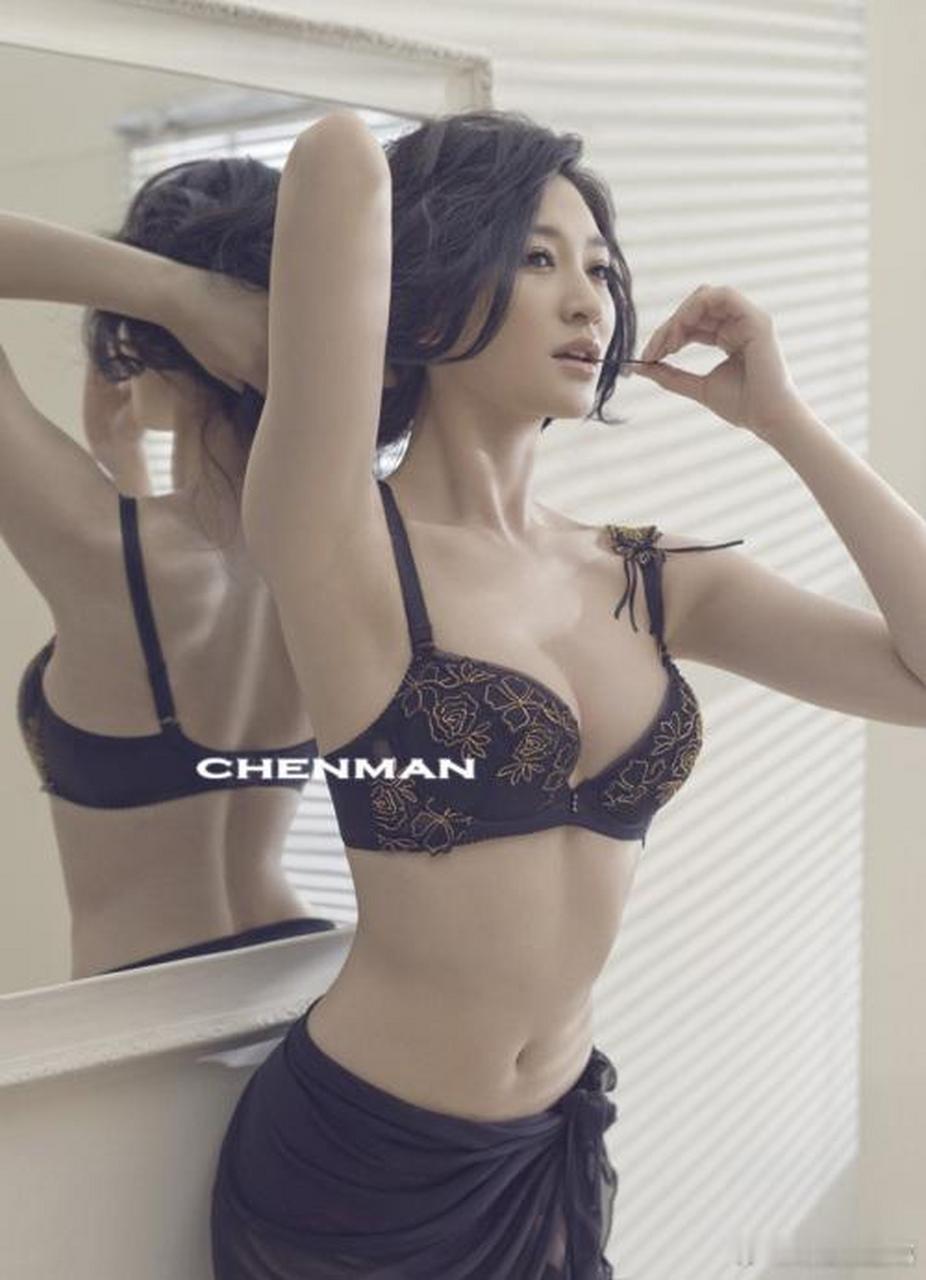 李小冉内衣广告大胆诠释,优雅与性感的完美融合.