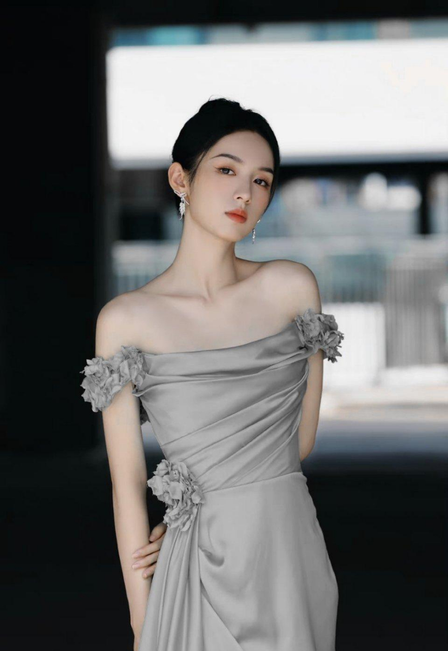 周也露肩礼服写真,五官怎么会这么迷人