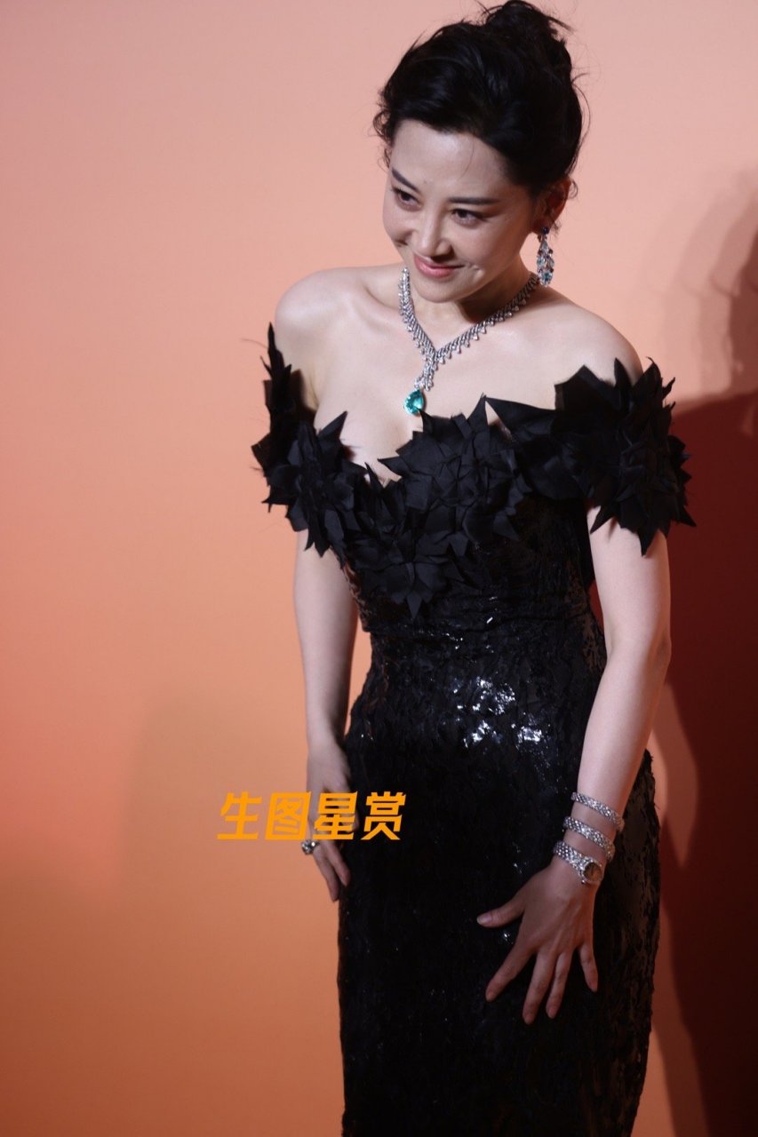 许晴亮片美人鱼鱼尾礼服现身宝格丽之夜,展现优雅知性气质,如美人鱼般