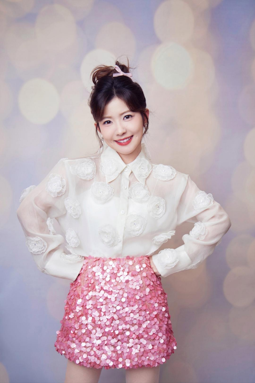 赖美云粉色短裙写真