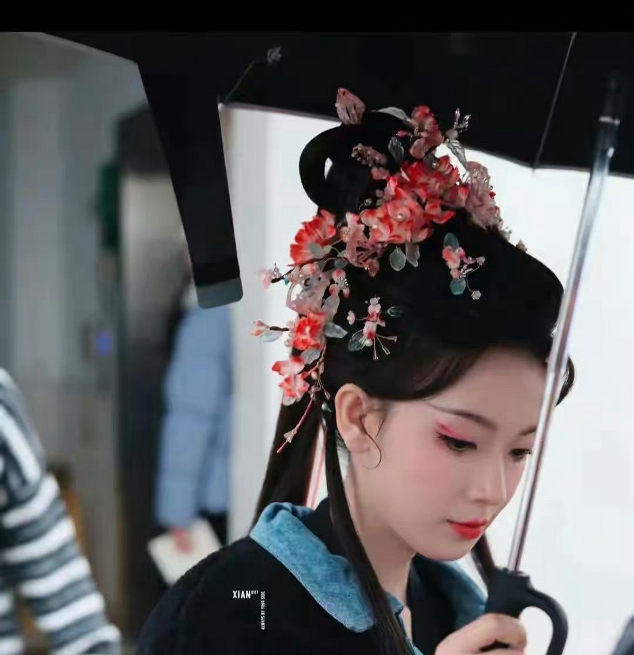 陈瑶新剧妆造路透,这个妆容和头饰感觉有点俗气,不是很好看