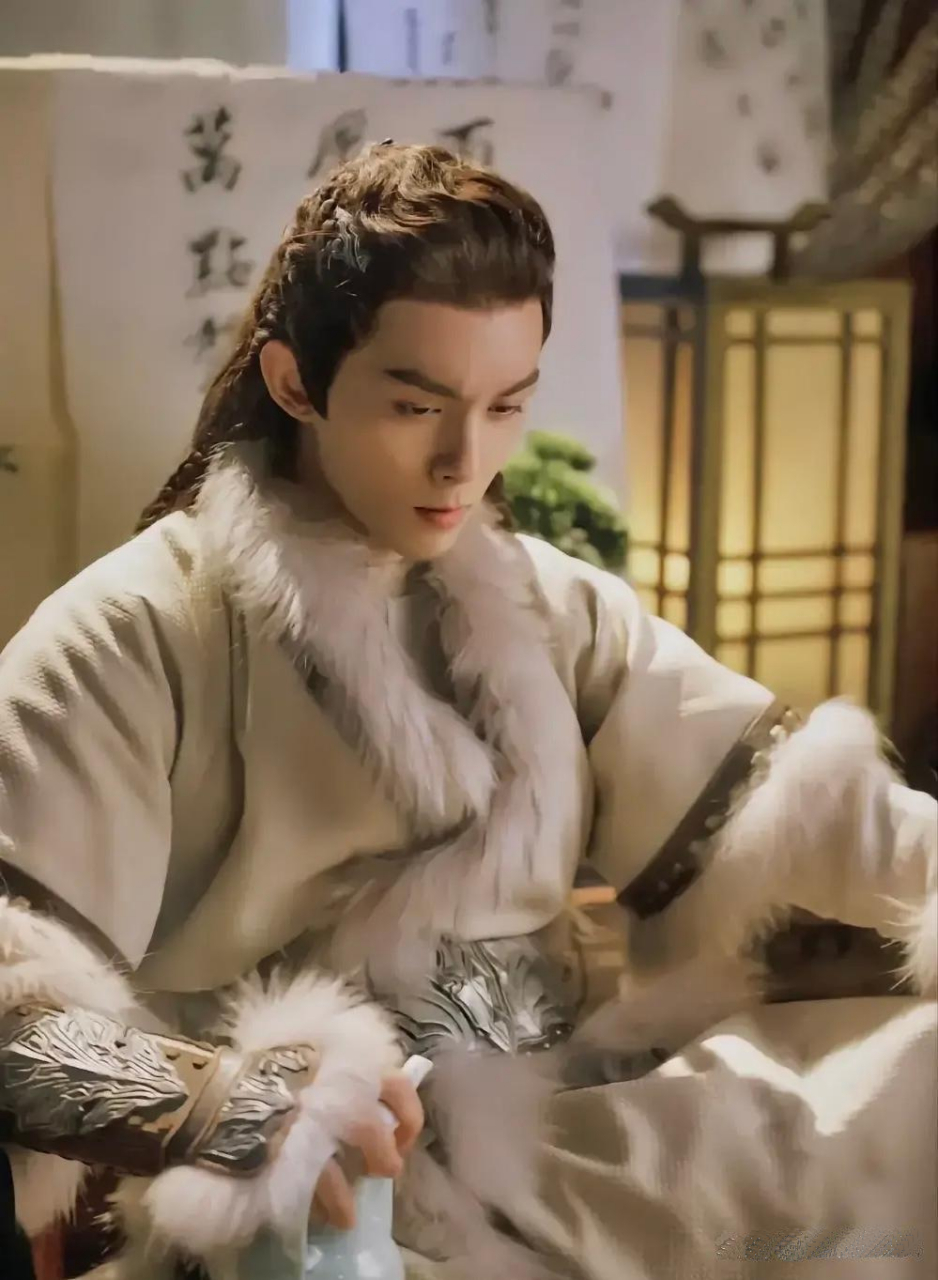 始终觉得长歌行是吴磊的颜巅,阿诗勒隼的妆造真的太好看了
