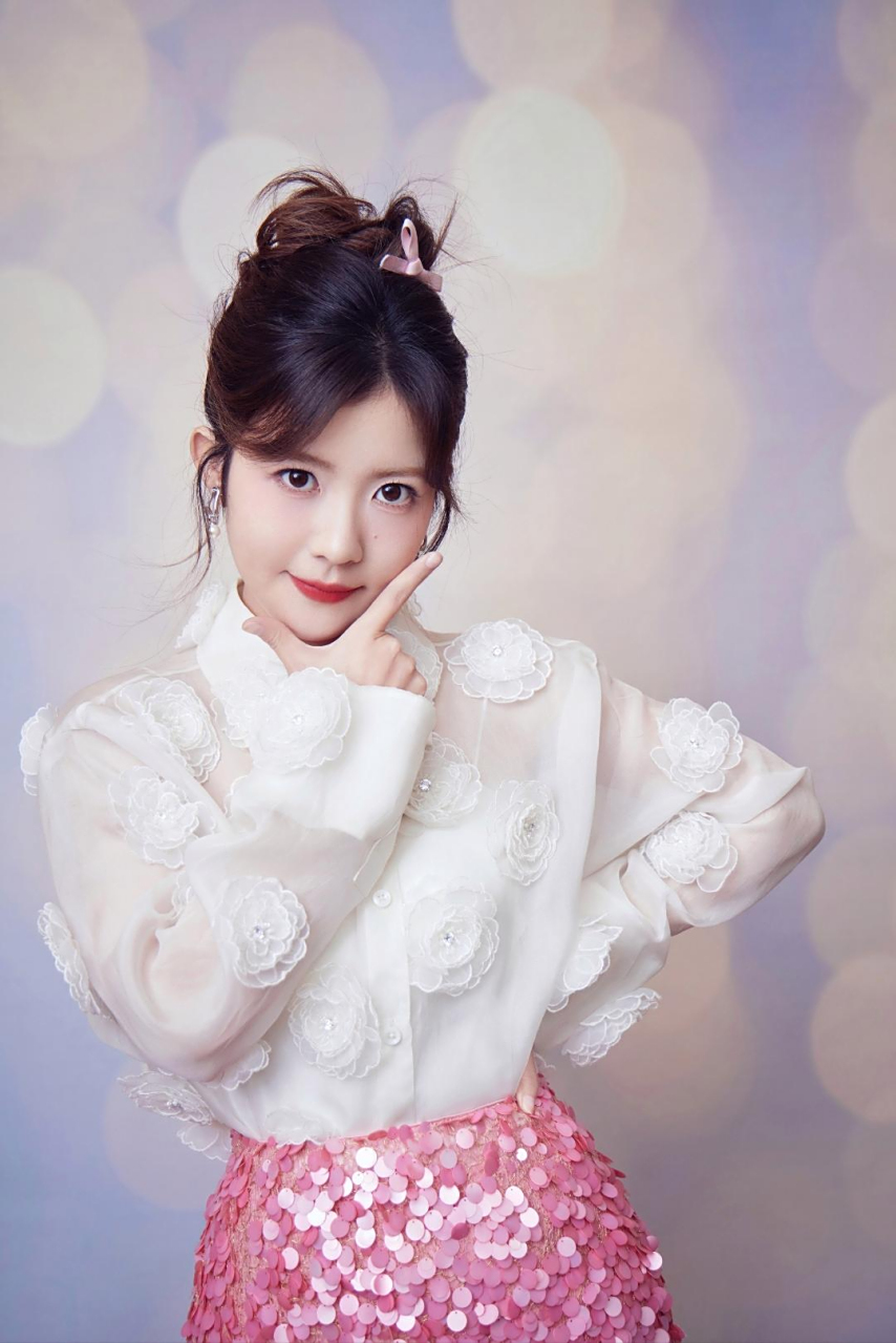 赖美云粉色短裙写真