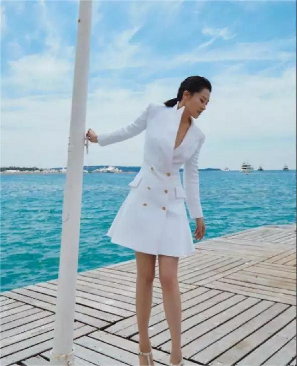 许晴真"豁出去"了!直接真空穿西装裙秀身材
