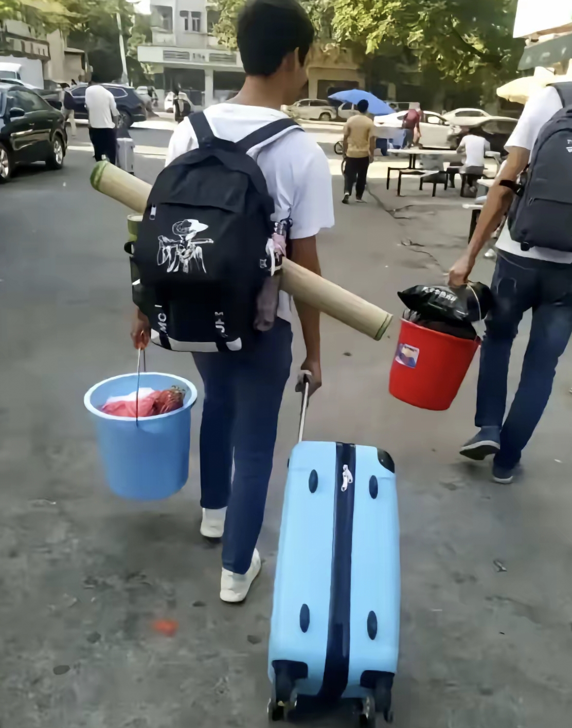 我弟弟的儿子年仅 17 岁,从技校毕业后,学校声称与