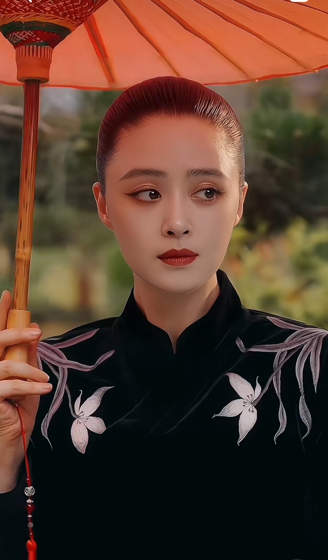 哇这个妆容这个大光明发型太美了