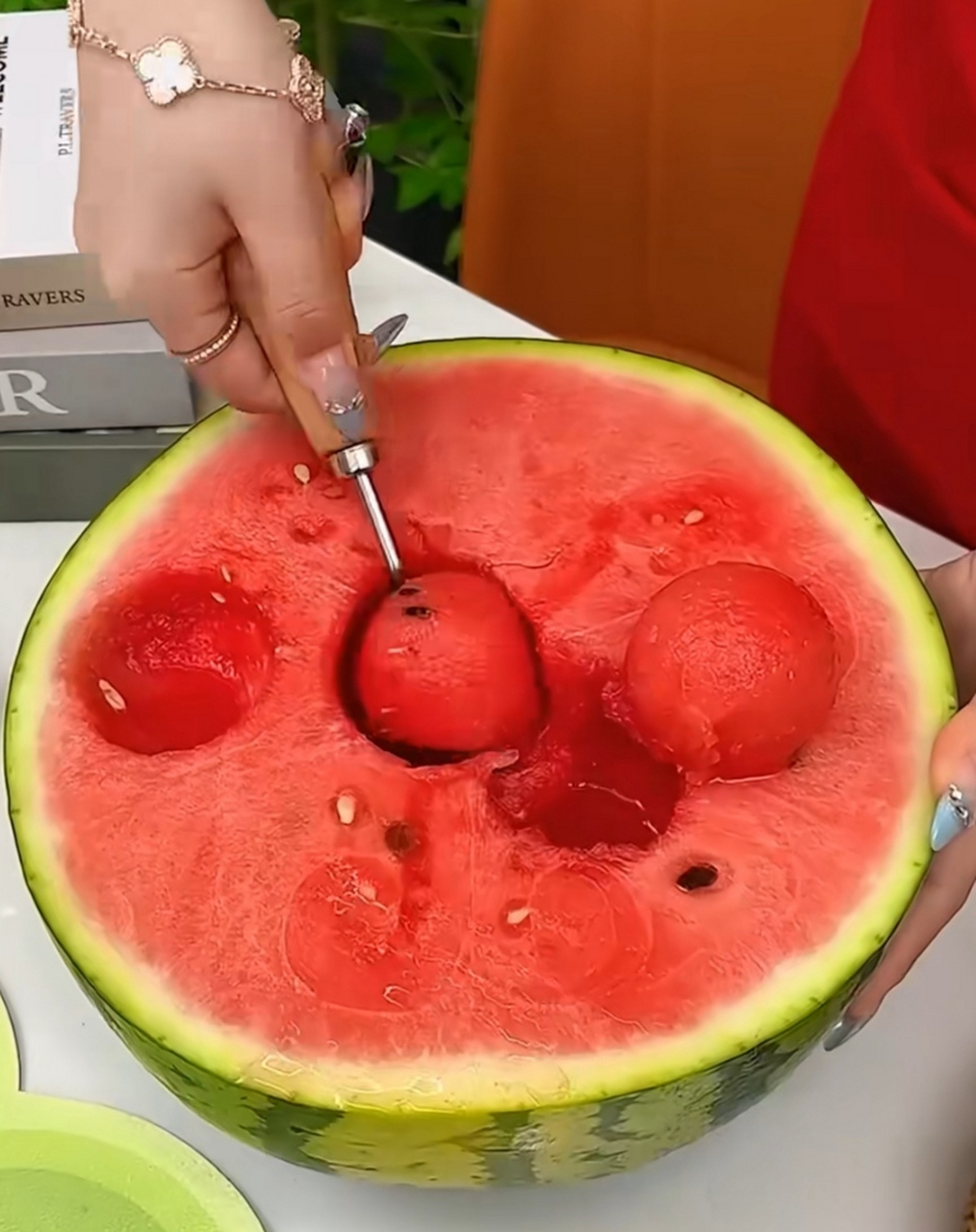 夏天吃西瓜,对我来说,最过瘾的吃法,就是抱着半个西瓜,用勺子挖着吃!