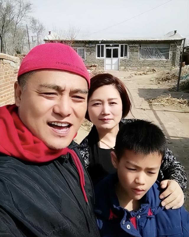 回顾黑子:母亲务农累死,父亲为凑学费卖血,今被丈母娘当亲儿子