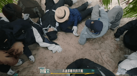 丁程鑫为了让腰不好的蔡国庆能够回酒店好好休息一夜,在竞技任务中拼
