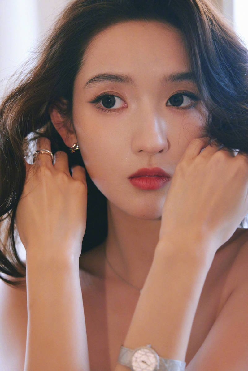 王玉雯印花红裙搭配微卷长发 ,优雅中透露俏丽气息#娱乐最前沿