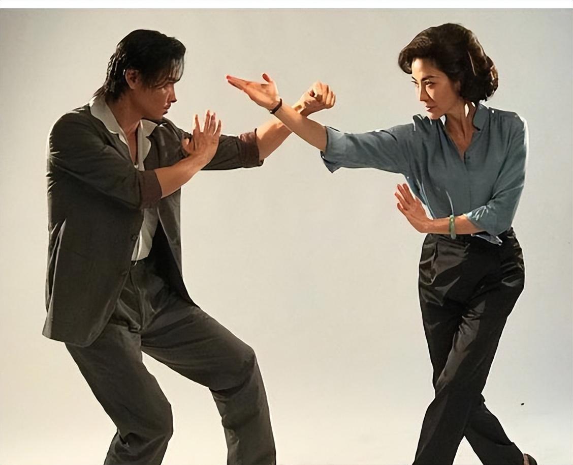 成龙与杨紫琼:传奇人物的白发岁月及真诚笑容