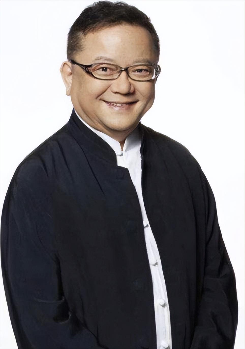 王刚传闻移民美国 疑似变卖四合院 60岁当爹的他为儿子未来谋划?