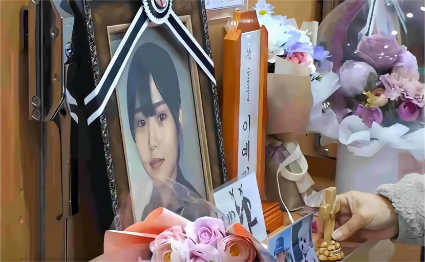 2021年,韩国女飞行员新婚夜自缢身亡,死因惹怒40万人,惊动总统