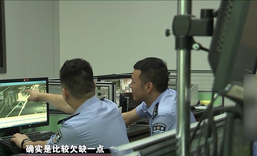 只见他悠闲地坐在审讯室里,面对警察问话始终一言不发,宛若一个局外人