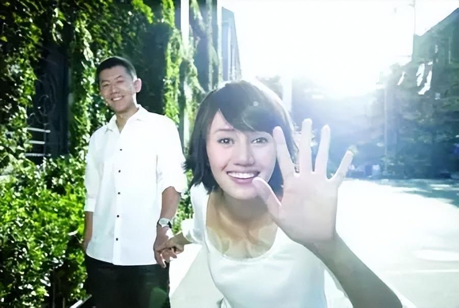 第二天,一张夏雨和袁泉在大街上接吻的照片,就占据