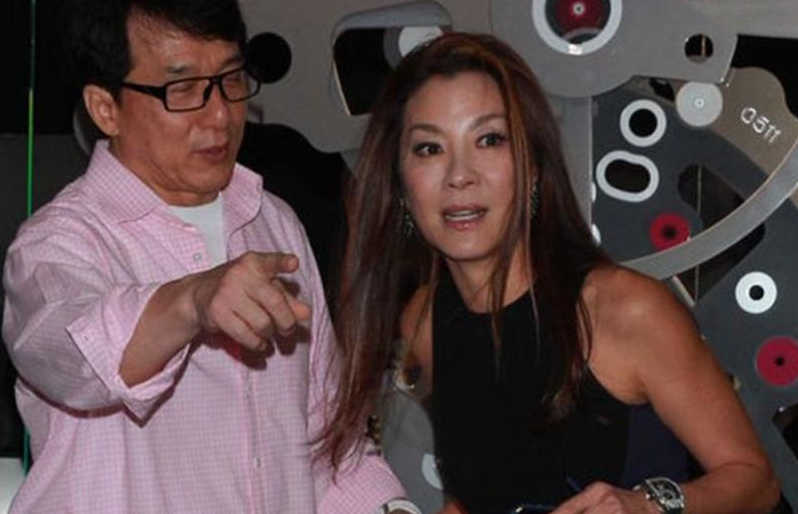 成龙与杨紫琼:传奇人物的白发岁月及真诚笑容