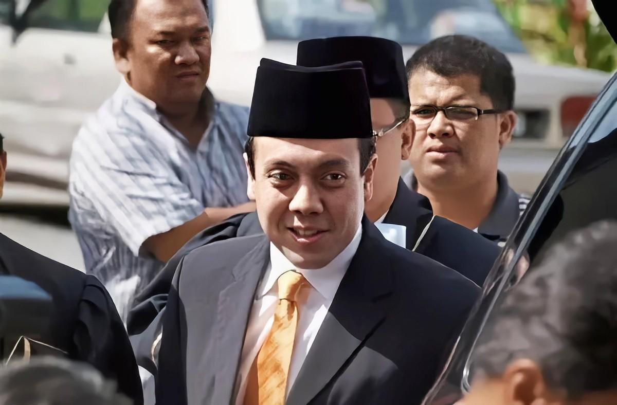 回顾:14岁成名模,被母亲卖给虐待狂,逃出魔掌的玛诺,重生了